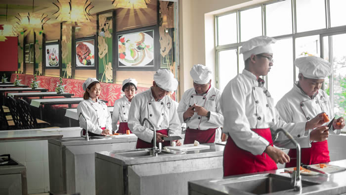 Sinh viên ngành chế biến món ăn tại Cao đẳng Bách 
Nghệ Hà Nội