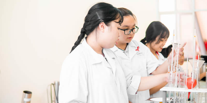 Sinh viên chuyên ngành dược học trường Cao đẳng 
Bách Nghệ Hà Nội trong một buổi học thực hành