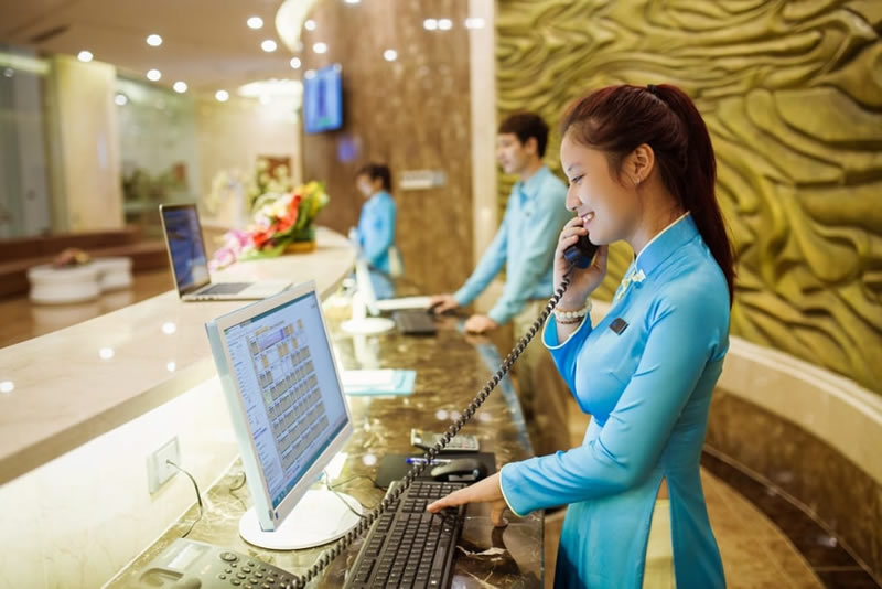 Sự tự tin, tinh tế trong công việc là 
điểm cộng cho nhân viên quản trị khách sạn