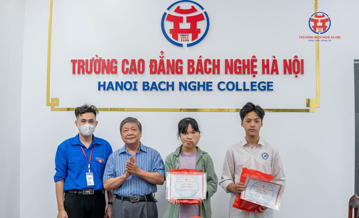 Lễ trao học bổng Nguyễn Văn Thành