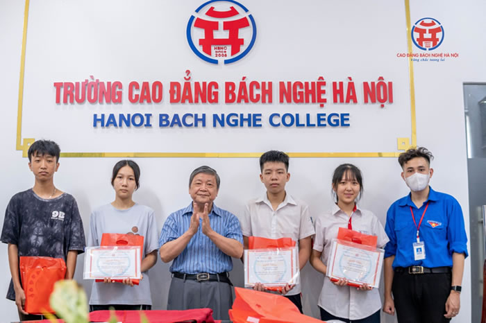 Lễ trao học bổng Nguyễn Văn Thành