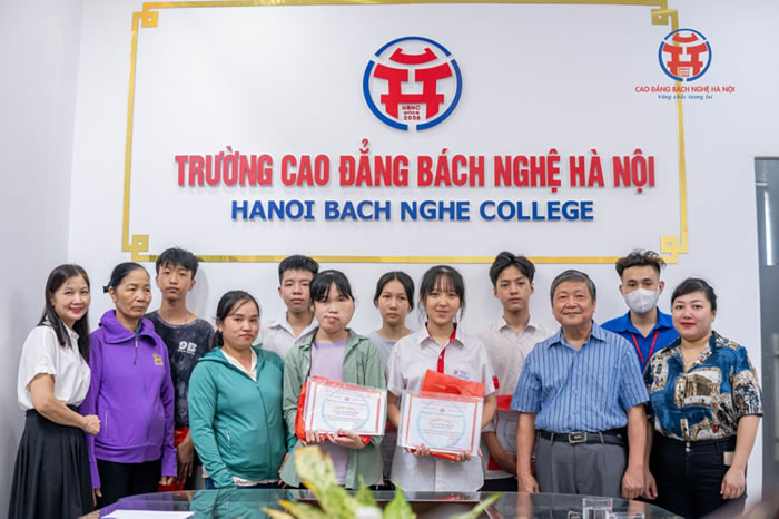 Lễ trao học bổng Nguyễn Văn Thành