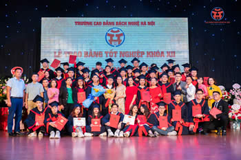 Lễ bế giảng và trao bằng tốt nghiệp cho học sinh- sinh viên khóa K12