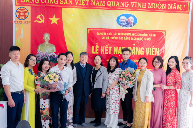Lễ kết nạp Đảng viên cho đồng chí 
Phạm Trọng Vũ và Mai Văn Thành ngày 11/12/2021