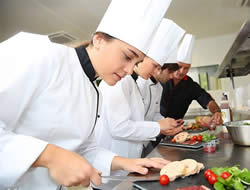 Trường cao đẳng Bách Nghệ Hà Nội dạy nấu ăn chuyên nghiệp