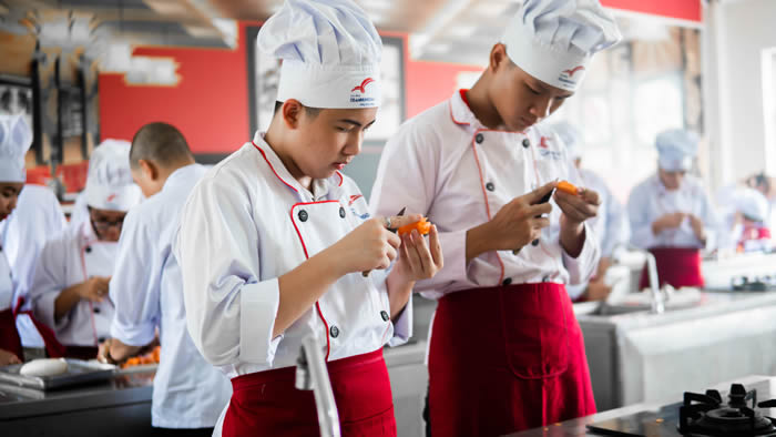 Nấu ăn đang là một trong những ngành thu hút được 
nhiều bạn trẻ theo học