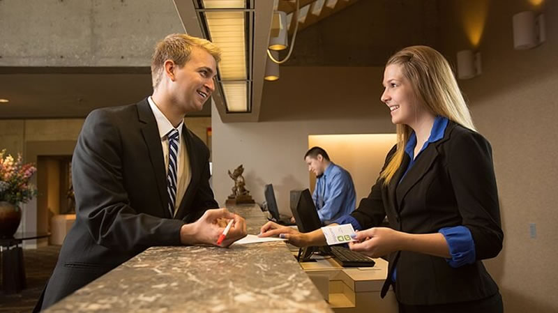 Học quản trị khách sạn bạn có cơ hội tiếp 
xúc với nhiều đối tượng khách hàng
