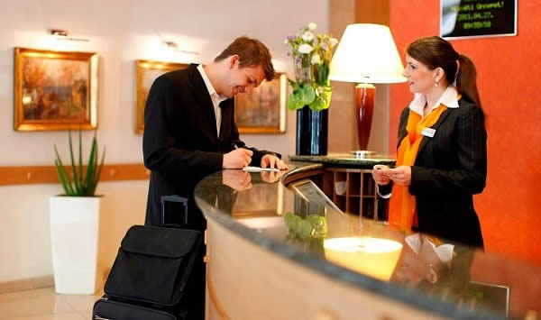 Khả năng giao tiếp mềm mỏng, khéo léo là 
lợi thế cho bạn khi theo ngành quản trị khách sạn