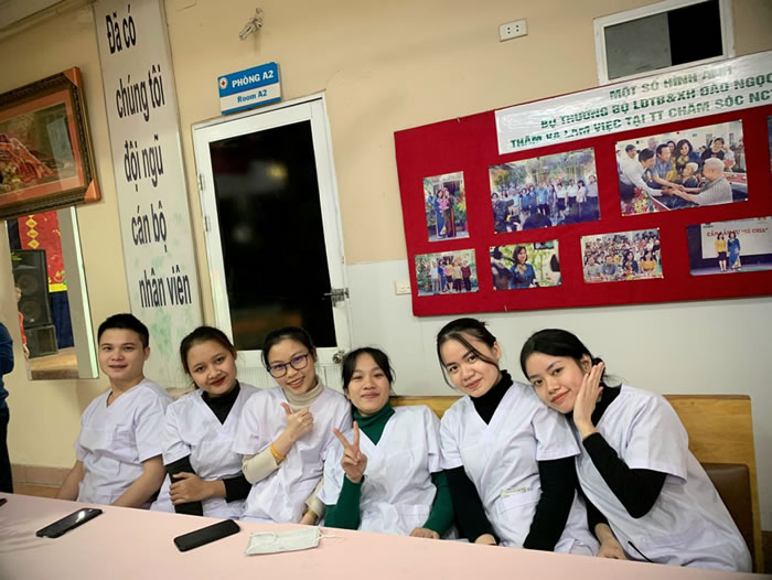Sinh viên điều dưỡng thực tập tại trung tâm dưỡng 
lão