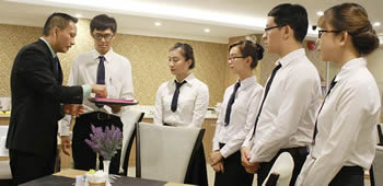 Những lợi ích của việc các bạn trẻ theo học ngành quản trị khách sạn