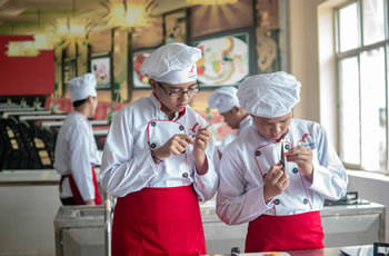 Tại sao ngày càng có nhiều bạn trẻ lựa chọn theo học chuyên ngành kỹ thuật chế biến món ăn tại Trường cao đẳng Bách Nghệ Hà Nội?