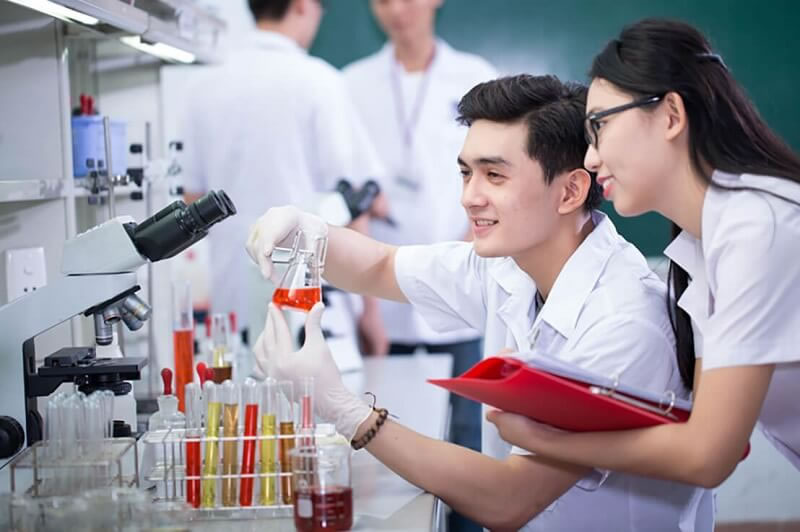 Dược học là ngành ứng dụng các tiến bộ 
của khoa học, kỹ thuật trong nghiên cứu, điều chế thuốc