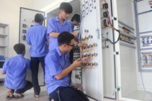 Large-hoc-nghe-dien-cong-nghiep-co-kho-khong-1576920237