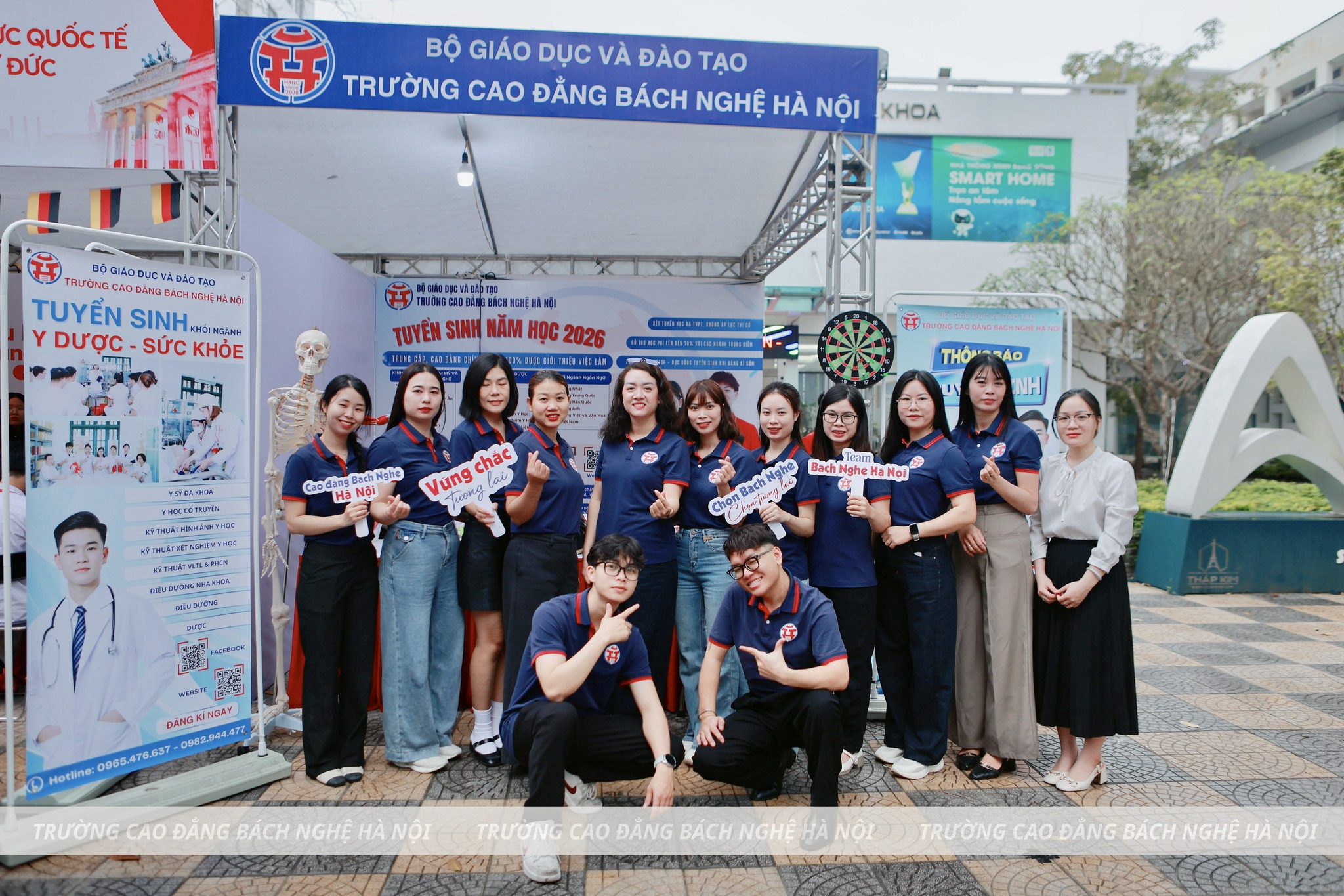 GIẢI MÃ "MA TRẬN" TUYỂN SINH 2026: TẠI SAO GIAN HÀNG BÁCH NGHỆ HÀ NỘI LẠI "CHÁY MÁY" DÙ MƯA GIÓ?