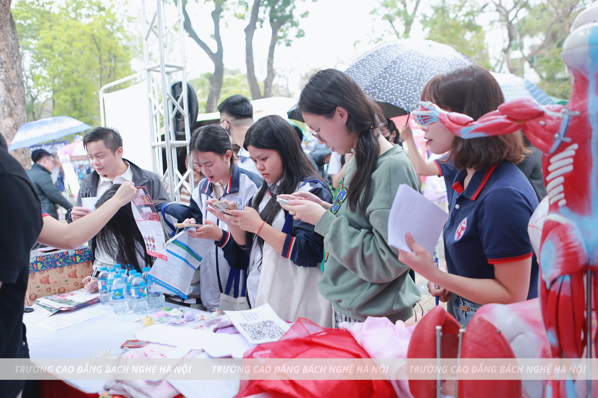 GIẢI MÃ "MA TRẬN" TUYỂN SINH 2026: TẠI SAO GIAN HÀNG BÁCH NGHỆ HÀ NỘI LẠI "CHÁY MÁY" DÙ MƯA GIÓ?