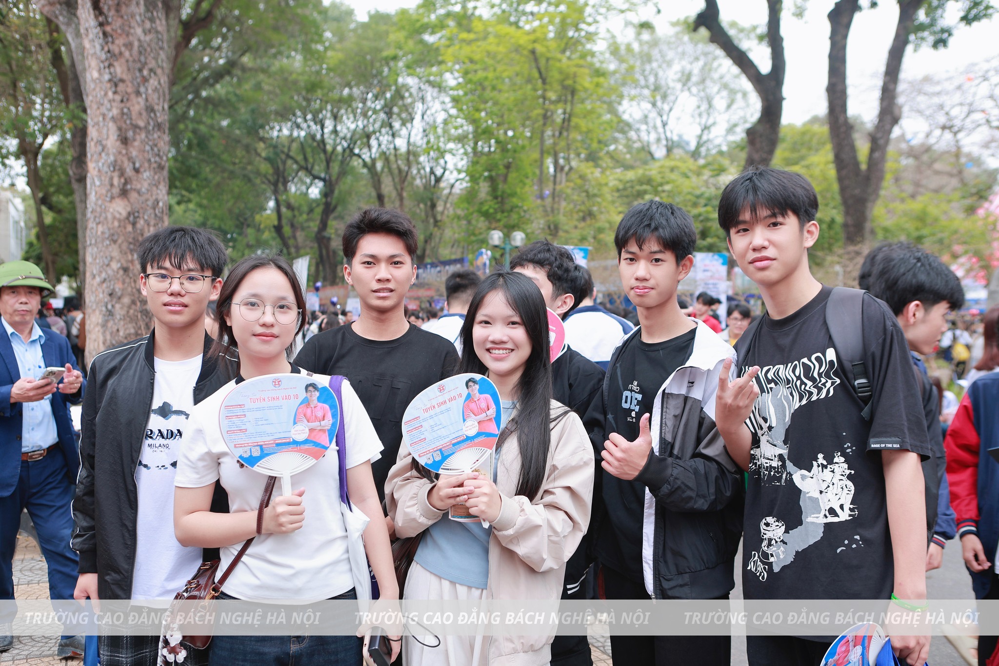 GIẢI MÃ "MA TRẬN" TUYỂN SINH 2026: TẠI SAO GIAN HÀNG BÁCH NGHỆ HÀ NỘI LẠI "CHÁY MÁY" DÙ MƯA GIÓ?