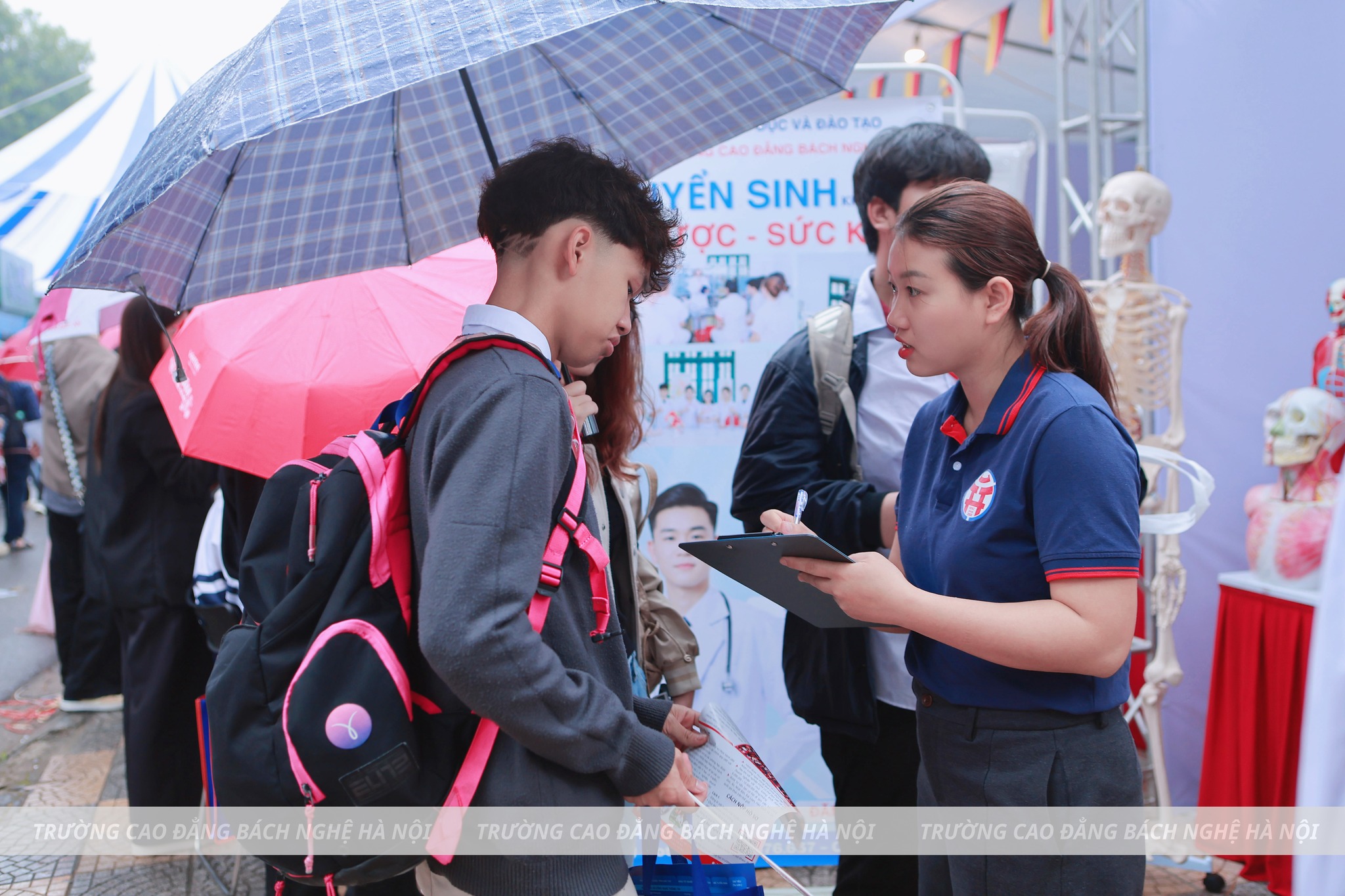 GIẢI MÃ "MA TRẬN" TUYỂN SINH 2026: TẠI SAO GIAN HÀNG BÁCH NGHỆ HÀ NỘI LẠI "CHÁY MÁY" DÙ MƯA GIÓ?