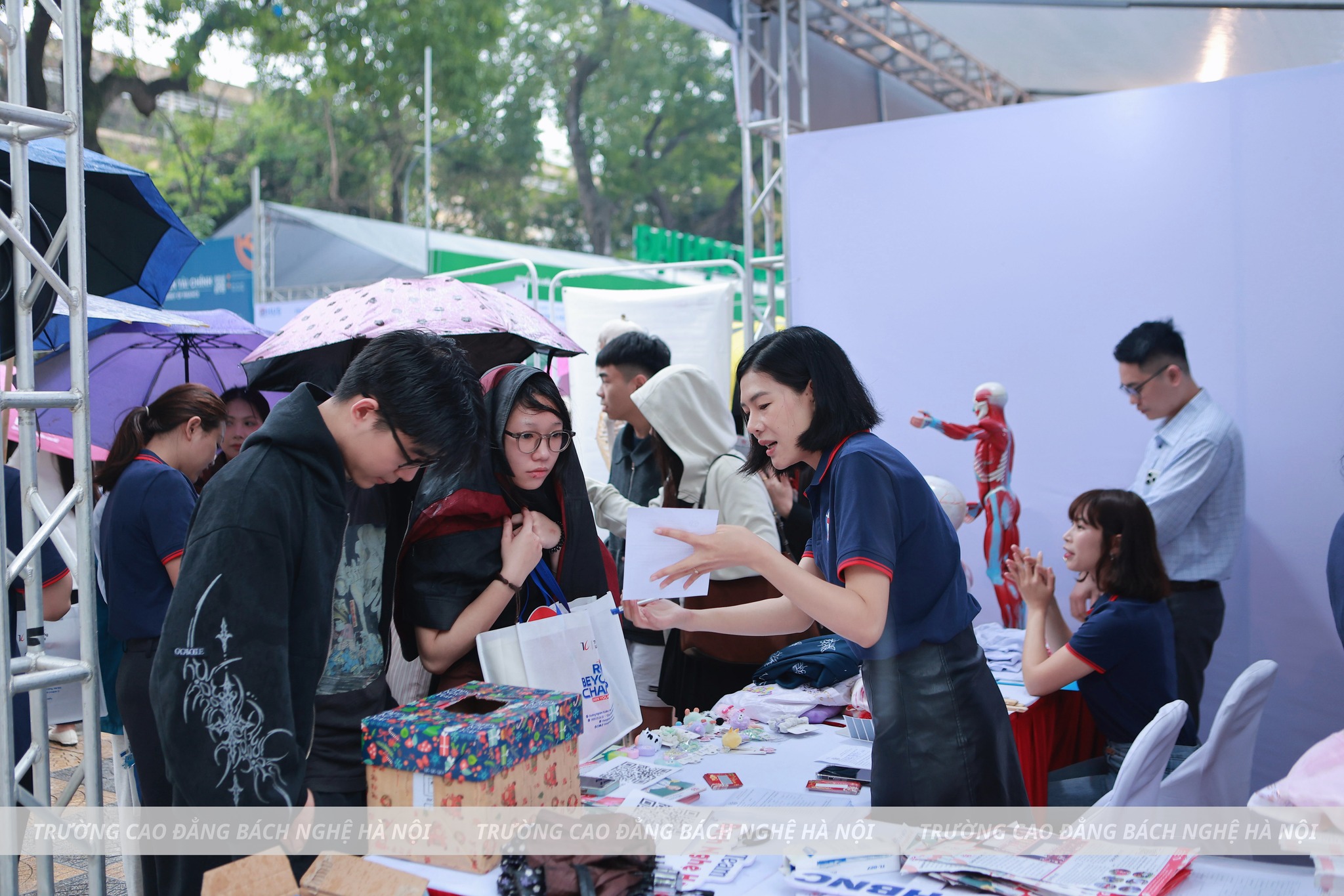 GIẢI MÃ "MA TRẬN" TUYỂN SINH 2026: TẠI SAO GIAN HÀNG BÁCH NGHỆ HÀ NỘI LẠI "CHÁY MÁY" DÙ MƯA GIÓ?