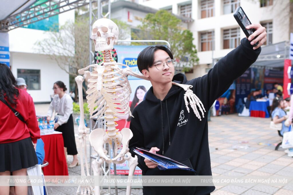 HÉ LỘ “NHÂN VẬT QUYỀN LỰC” ĐƯỢC 2K8 SĂN ĐÓN NHẤT GIAN TƯ VẤN BÁCH NGHỆ HÀ NỘI!