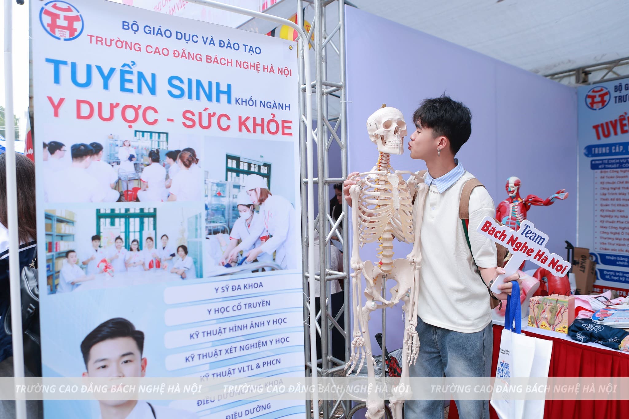 HÉ LỘ “NHÂN VẬT QUYỀN LỰC” ĐƯỢC 2K8 SĂN ĐÓN NHẤT GIAN TƯ VẤN BÁCH NGHỆ HÀ NỘI!