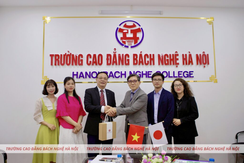 HỢP TÁC DOANH NGHIỆP - MỞ ĐƯỜNG TƯƠNG LAI CHO SINH VIÊN Y DƯỢC