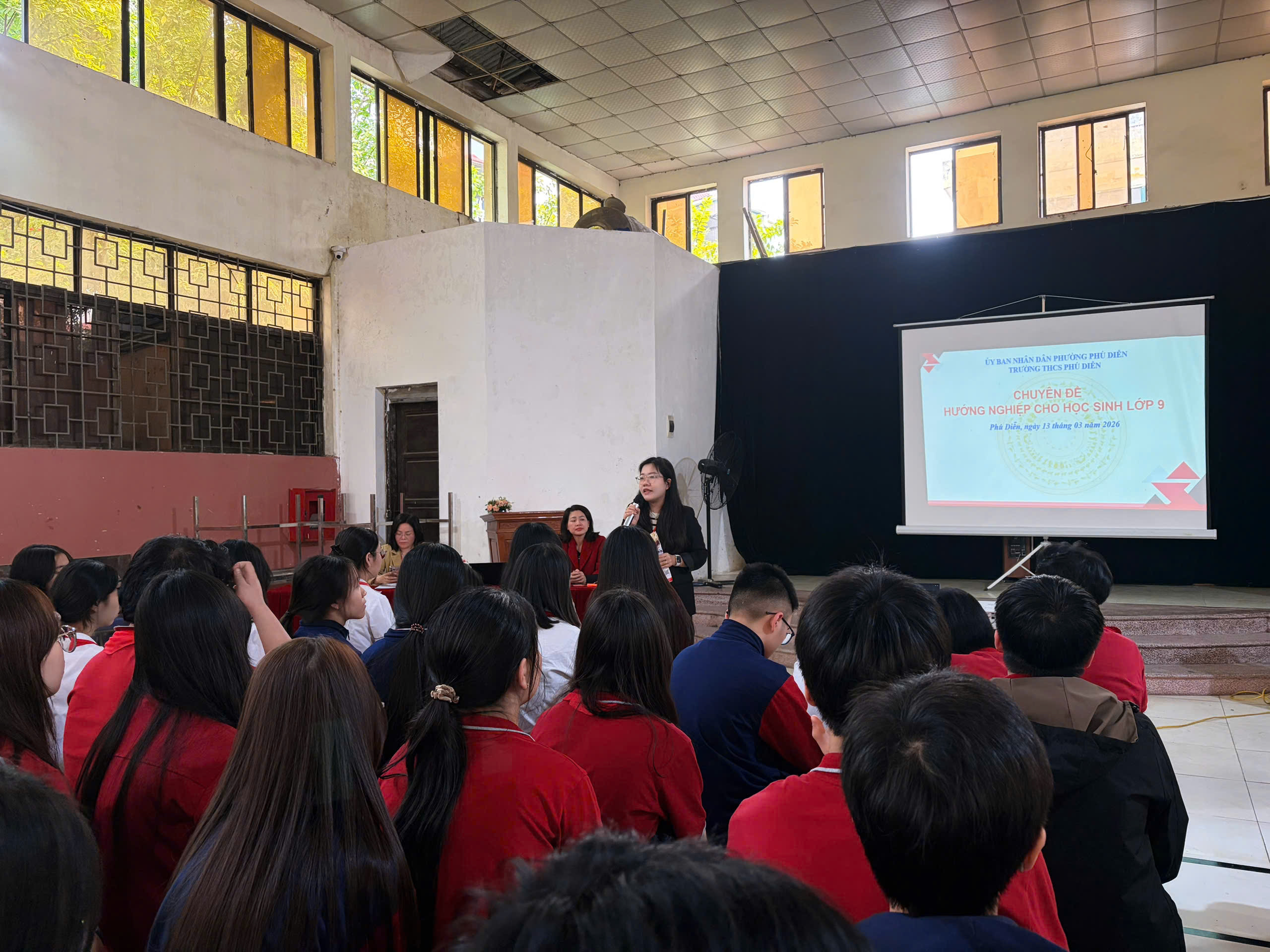 Học sinh Trường THCS Phú Diễn được tư vấn, hướng nghiệp 