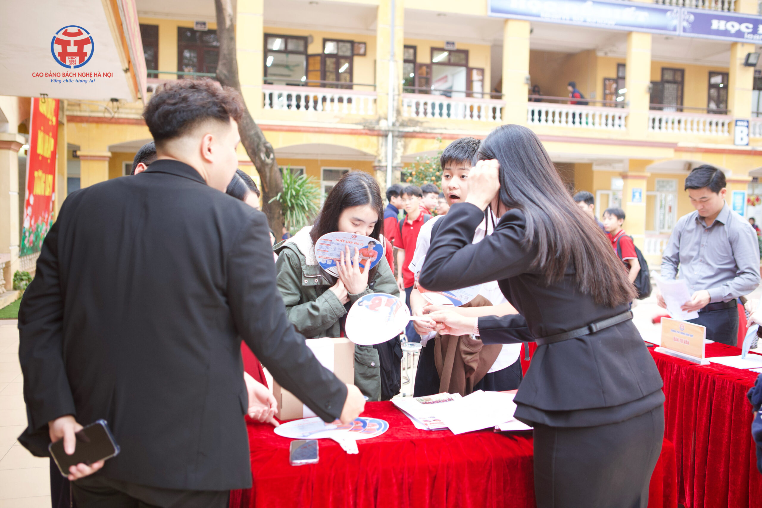 Trường THCS Phú Diễn trải nghiệm hướng nghiệp cùng Trường Cao đẳng Bách nghệ Hà Nội