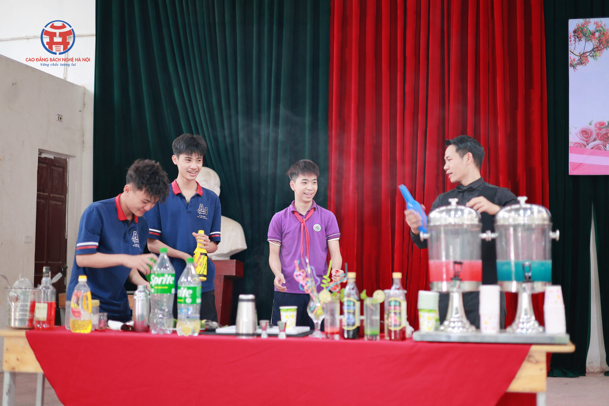 HỌC SINH THCS PHƯƠNG CANH TRẢI NGHIỆM HƯỚNG NGHIỆP HỆ 9+ CÙNG BÁCH NGHỆ HÀ NỘI