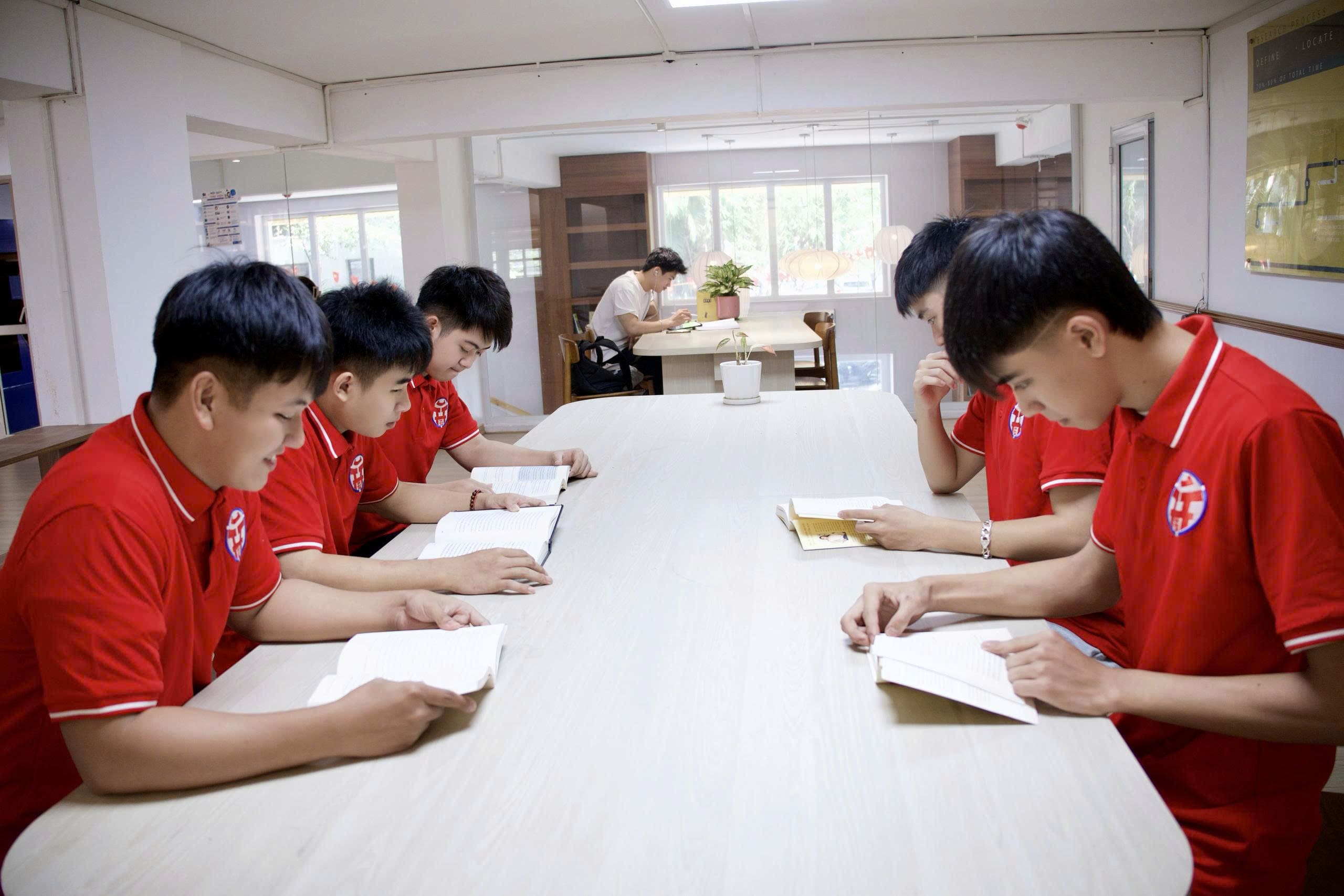Thư Viện Bách Nghệ Hà Nội (2)